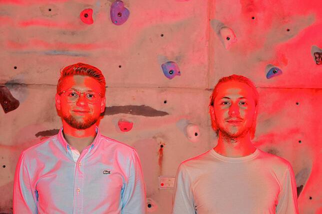 Auch in rot getaucht: Florian Linke und Geronimo Frick (von links) von HRK Event hatten die Idee, auch in Radolfzell ein Zeichen für die ...