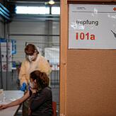 Das Deutsche Rote Kreuz probte den Ablauf zur Impfung eines Corona-Impfstoffs im Ulmer Messezentrum, eines von weiteren für das Land ...