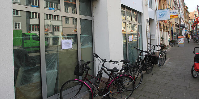 Marktstätte 3: Selbst in bester Lage sind leere Schaufenster zu finden. Immerhin scheint sich schon ein Nachmieter gefunden zu haben. ...