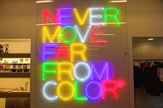 Botschaft im Empfangsbereich: „Never move from colour‘“ („Beweg dich nie von der Farbe weg“)