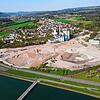 Das weitgehend leegeräumte Areal der Papierfabrik im April 2019. Im Bildzentrum ist das noch immer stehende Kraftwerk zu erkennen, daran ...