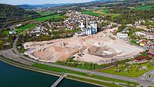 Das weitgehend leegeräumte Areal der Papierfabrik im April 2019. Im Bildzentrum ist das noch immer stehende Kraftwerk zu erkennen, daran ...