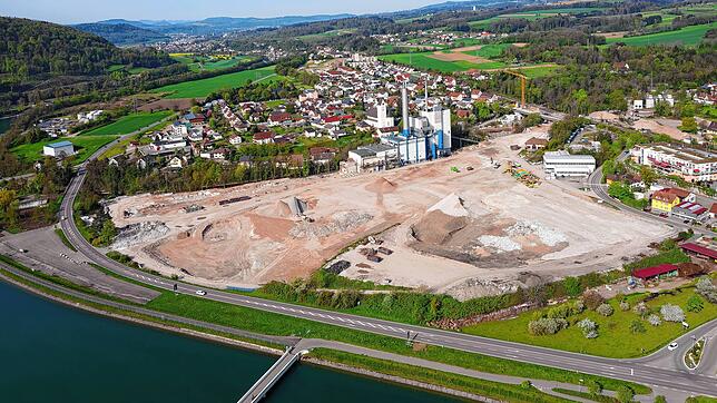 Das weitgehend leegeräumte Areal der Papierfabrik im April 2019. Im Bildzentrum ist das noch immer stehende Kraftwerk zu erkennen, daran ...
