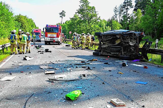 Etwa 30 Einsatzkräfte der Feuerwehr sind an der Unfallstelle im Einsatz. Die B27 ist zwischen Bad Dürrheim und VS-Schwenningen komplett ...
