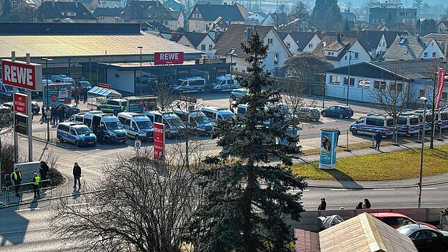 Der Parkplatz des Rewe-Marktes in Stockach war die Sammelzentrale etlicher Polizeibeamtinnen und -beamten.