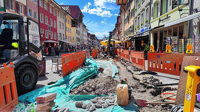 Die Telekom verlegt derzeit Glasfaser in der Kaiserstraße in Waldshut. Die Arbeiten haben auch Auswirkungen auf die Straßencafés.
