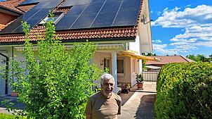 Heiner Ettwein vor seinem Haus in Bräunlingen. Die Entscheidung für die Photovoltaikanlage auf dem Dach traf er aus Umweltschutzgründen.