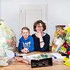 SÜDKURIER-Redakteurin Kerstin Mommsen mit ihrem Sohn Paul (8 Jahre) inmitten des Plastikmülls, den die Familie bisher in einem Monat ...