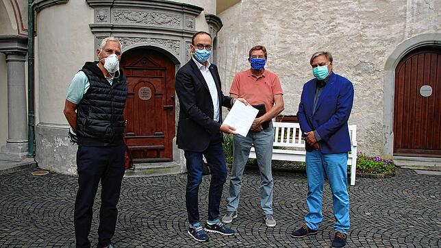 Übergabe der Petition an den Oberbürgermeister: Christian Millauer, Uli Burchardt, Michael Scholtz und Reinhard Hahn. 297 Menschen, die ...