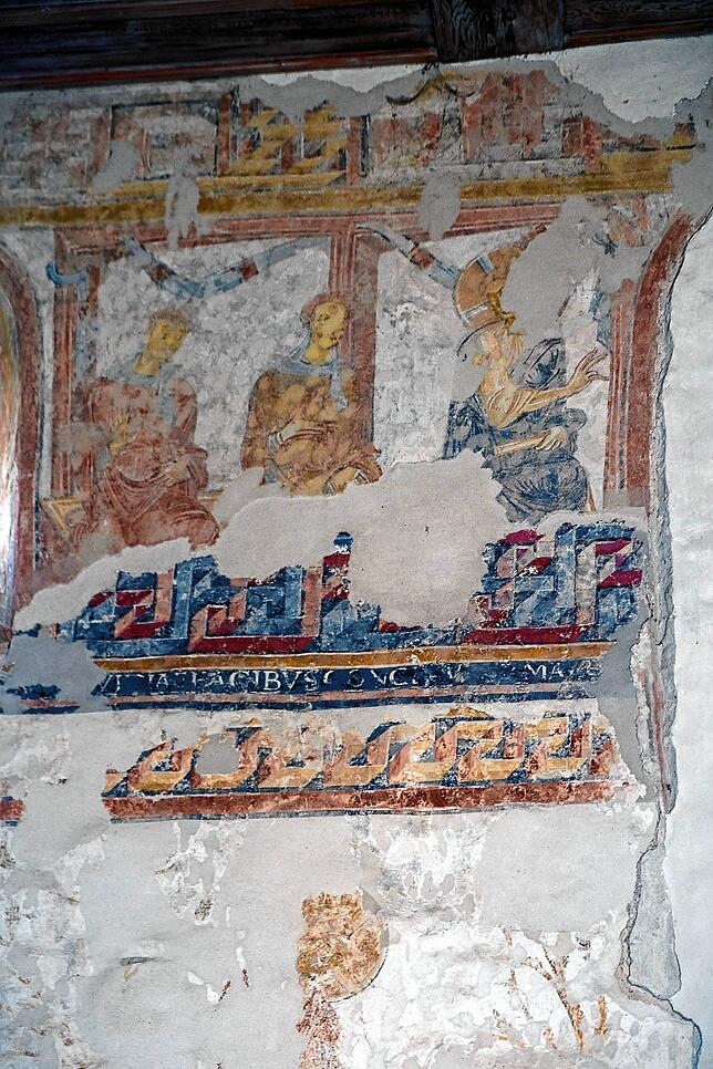 Aus den karolingischen Anfängen der Kapelle um 840 stammt das Mäanderband mit dem Widmungsgedicht, das der Reichenauers Walahfrid Strabo ...