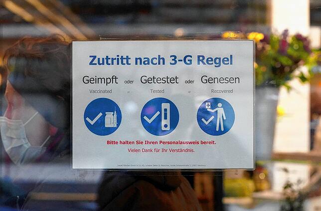 „Zutritt nur nach 3-G Regel“ steht auf einem Schild am Eingang eines Restaurants in Hamburg. Wegen steigender ...