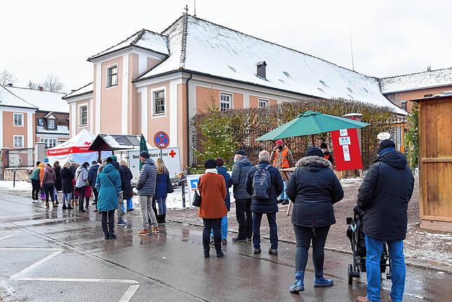 Eine lange Warteschlange bildet sich bei der Fürstenberg-Weihnachtswelt in Donaueschingen zeitweise vor dem DRK-Schnelltestzelt.