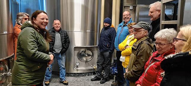 Gute Stimmung und viel zu erfahren gibt es für zehn SÜDKURIER-Leser in der Bräunlinger Löwenbrauerei von Chefin Eveline Kalb (links).