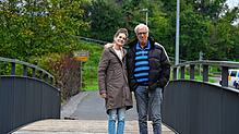 Diese beiden Spaziergänge durften schon mal probeweise die Brücke begehen.