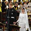 Harry und Meghan stehen Hand in Hand vor dem Altar.
