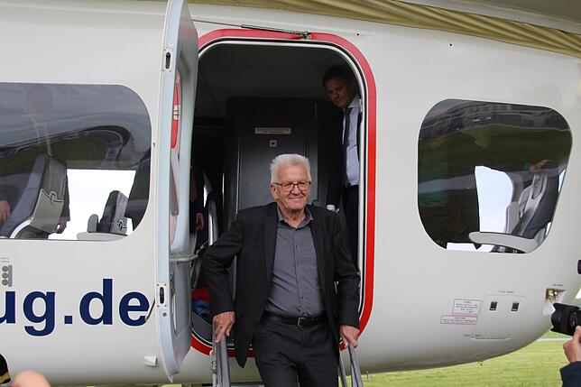 Baden-Württembergs Ministerpräsident Winfried Kretschmann steigt zufrieden aus dem Zeppelin NT aus.