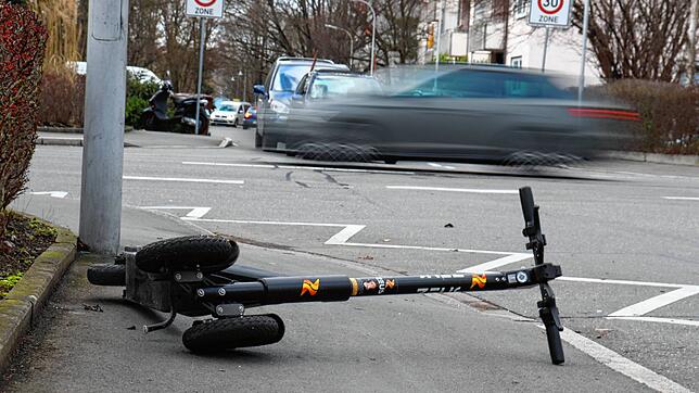 Ein umgefallener E-Roller blockiert den Gehweg. Dieses Ärgernis beschäftigt die Polizei und Betreiber der Mietfahrzeuge.