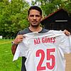 Ali Günes zeigt sein Trikot der türkischen Nationalmannschaft. Ab nächster Saison ist er Trainer beim TSV Singen.