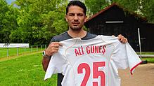 Ali Günes zeigt sein Trikot der türkischen Nationalmannschaft. Ab nächster Saison ist er Trainer beim TSV Singen.