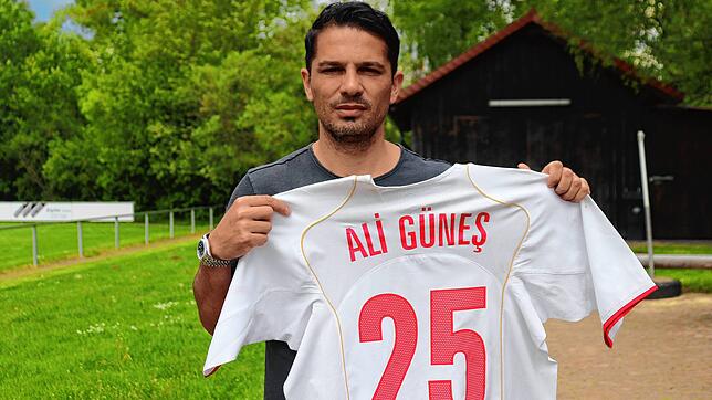 Ali Günes zeigt sein Trikot der türkischen Nationalmannschaft. Ab nächster Saison ist er Trainer beim TSV Singen.