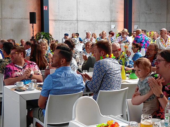 Eine Halle voller Gäste: Der Familienbetrieb Lauber feierte mit einem großen Fest.