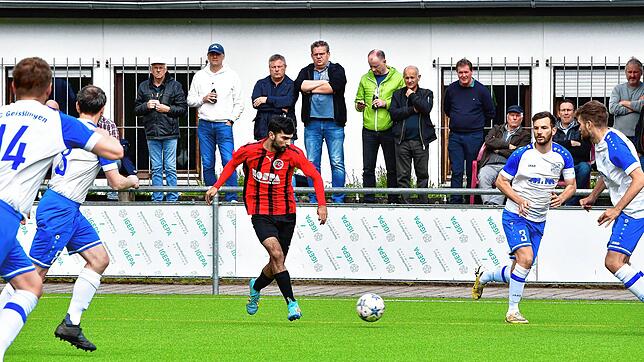 Vollbeschäftigung: War Mahdy Ababneh am Ball, war beim FC Geißlingen für Tobias Bomsdorf, Christian Nagel, Robin Back und Jonathan ...