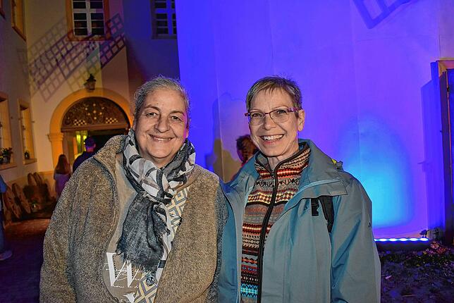 Jutta Meyer aus Wutöschingen und Charlotte Wiener aus Knittlingen sind begeistert „Die Schwarze Rose“.