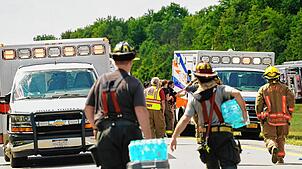 Rettungskräfte arbeiten an der Unfallstelle eines Reisebusses, der sich auf dem New York State Thruway in der Nähe von Pembroke, N.Y., ...