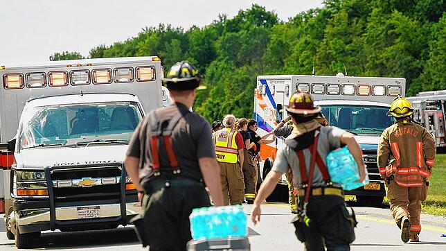 Rettungskräfte arbeiten an der Unfallstelle eines Reisebusses, der sich auf dem New York State Thruway in der Nähe von Pembroke, N.Y., ...