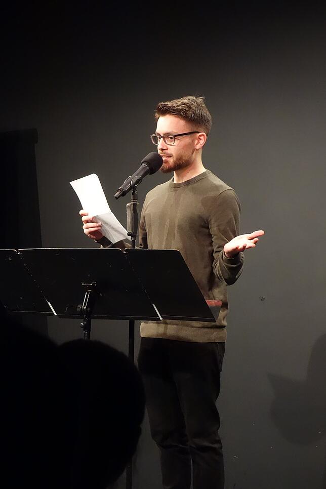Philipp Stroh setzte sich bei den erfahrenen Poetry Slammern als Sieger durch.