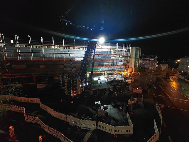Bild 1: Mit Schwertransport und im Baukastenprinzip: So wächst Nacht für Nacht der Anbau am Klinikum Hochrhein