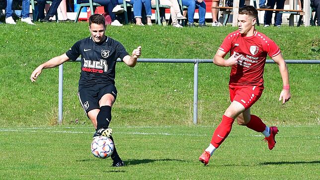 Matchwinner: Mario Winkler (links, gegen Nico Reichardt im Spiel beim FC Schlüchttal) war beim 3:2-Sieg des SV Buch gegen den TuS ...
