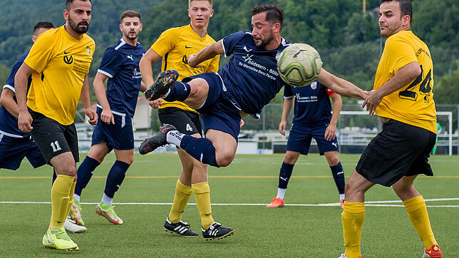Ehrentreffer: Erdal Kizilay (Mitte) traf beim 1:5 des VfB Waldshut im SBFV-Pokalspiel gegen den FC Öhningen-Gaienhofen für die Gastgeber.