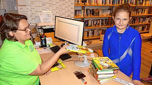 Auch der achtjährigen Jolina macht das Hamstern sichtlich Spaß &ndash; sie ist Stammkundin in der Görwihler Bücherei und Kerstin Döring, ...