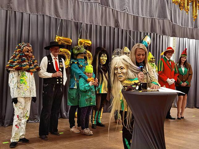 Narrenpräsidentin Marion Kaja führt durch den Abend – und präsentiert die unterschiedlichen Häse.