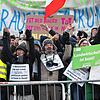 Teilnehmer während der Protestdemonstration vor dem Brandenburger Tor