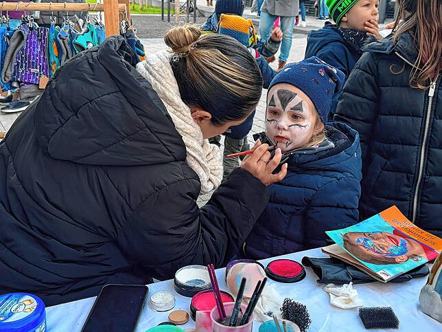 Am Schminktisch standen die kleinen Marktbesucher Schlange um sich in phantasievolle Wesen verzaubern zu lassen.
