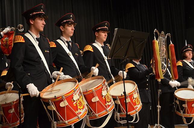 Der Spielmanns- und Fanfarenzug der Freiwilligen Feuerwehr spielte auf.