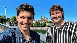 Die SÜDKURIER-Reporter Kilian Nagel (li.) und Moritz Stein berichten vom Eurovision Song Contest in Basel.
