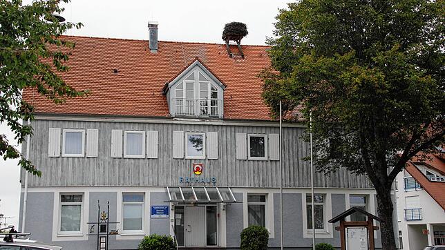 Das Rathaus Illmensee ist für den Publikumsverkehr gesperrt. Die Verwaltung hat eine Hotline eingerichtet, um Fragen der Bürger zu ...