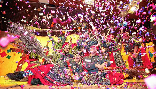 So feiert Fützen! Nach dem Fastnachts Warm up ging es am Rosenmontag 2020 nun in den Männertanzwettbewerb der Eggäsli Zunft. Bei jeder ...