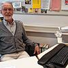 Klaus Teufel kann sich nach fast fünf Jahrzehnten bei der Stadtverwaltung Waldshut-Tiengen entspannt an seinem Schreibtisch ...