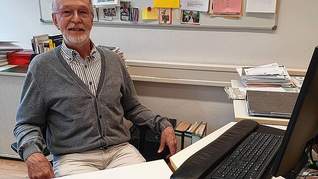 Klaus Teufel kann sich nach fast fünf Jahrzehnten bei der Stadtverwaltung Waldshut-Tiengen entspannt an seinem Schreibtisch ...