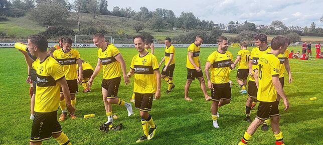 Schwarz-gelbe Freude nach dem Erfolg des SV Litzelstetten gegen den SV Markelfingen.