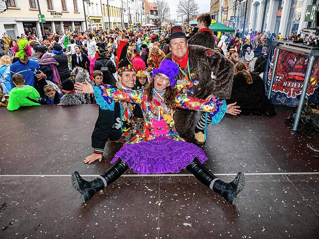Viel geboten auf und vor der Bühne: Eindruck von der Straßenfasnacht unter dem Motto „Ho Narro auf der Gass“.