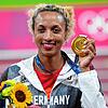 Malaika Mihambo aus Deutschland mit ihrer Goldmedaille bei der Siegerehrung in Japan 2021. Der Leichtathletik-Weltverband zahlt nun ...