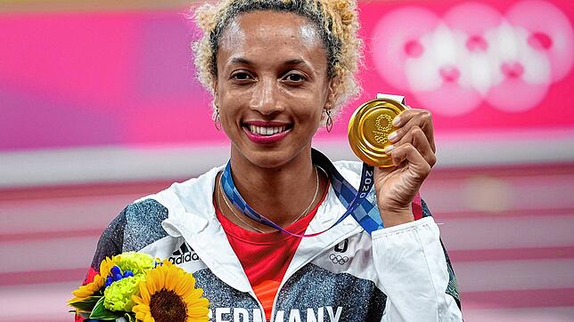 Malaika Mihambo aus Deutschland mit ihrer Goldmedaille bei der Siegerehrung in Japan 2021. Der Leichtathletik-Weltverband zahlt nun ...