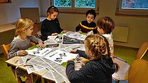 Im Konstanzer Kinderhaus sprechen (von links) Eva, Pia, Nicolo, Bene und Jana darüber, was sie in der Zeitung sehen. Manche von ihnen ...
