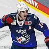 Jordan Szwarz (Mitte), hier noch im Dress der Adler Mannheim, wechselt zu den Schwenninger Wild Wings.