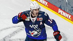 Jordan Szwarz (Mitte), hier noch im Dress der Adler Mannheim, wechselt zu den Schwenninger Wild Wings.